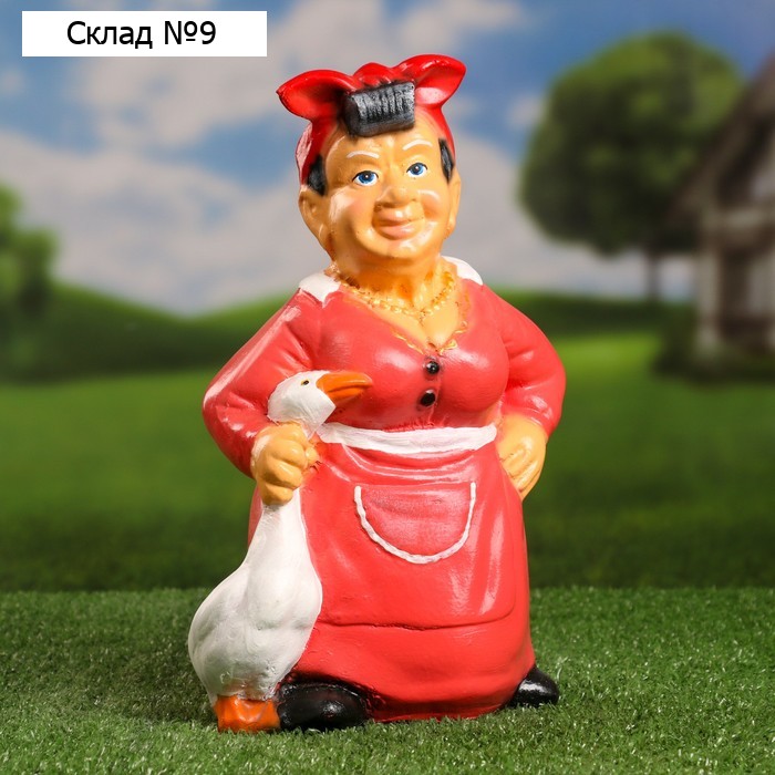 Садовая фигура "Хозяйка с гусем" 30см